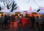 11_21476 Die Besucher und Besucherinnen schlendern am frhen Abend ber den Bergedorfer Weihnachtsmarkt. Die Marktstnde sind festlich beleuchtet und mit Tannenbumen und beleuchteten Sternen geschmckt. www.hamburg-fotograf.com