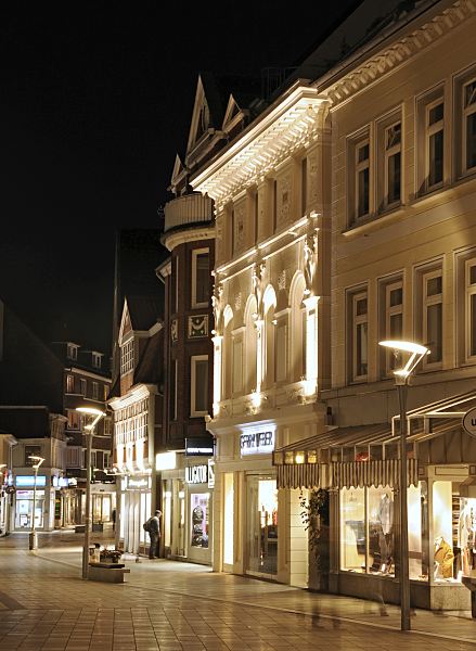 11_21496 Die Einkaufsstrasse Sachsentor in den Abendstunden - in der Nacht sind die Schaufenster und die historischen Fassaden in der Bergedorfer Fussgngerzone teilweise beleuchtet. Abend in Bergedorf - Lichter in der Stadt.