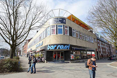 6491 Ehem. Kurbad an der Max Brauer Allee im Hamburger Stadtteil Altona-Nord; jetzt Bar Rossi - Gebude mit gelben Ziegeln verblendet - runde Ecke.