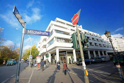 3719 Mittelweg / Milchstrasse in Hamburg Rotherbaum / modernes Gebude mit weisser Fassade, Wohnhaus- Geschftshaus / Pseldorf Center.