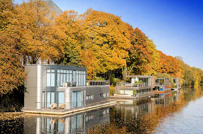 0057 Wohnschiffe auf dem Kanal - herbstliche Bume am Eilbekkanal - Herbstfarben am Kanalufer.