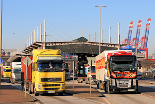 0288 LKW haben die Zollgrenze und Zollstation des Hauptzollamt Waltershof durchfahren - im Hintergrund hochgefahrene Containerbrcken des Containerterminals Waltershof.